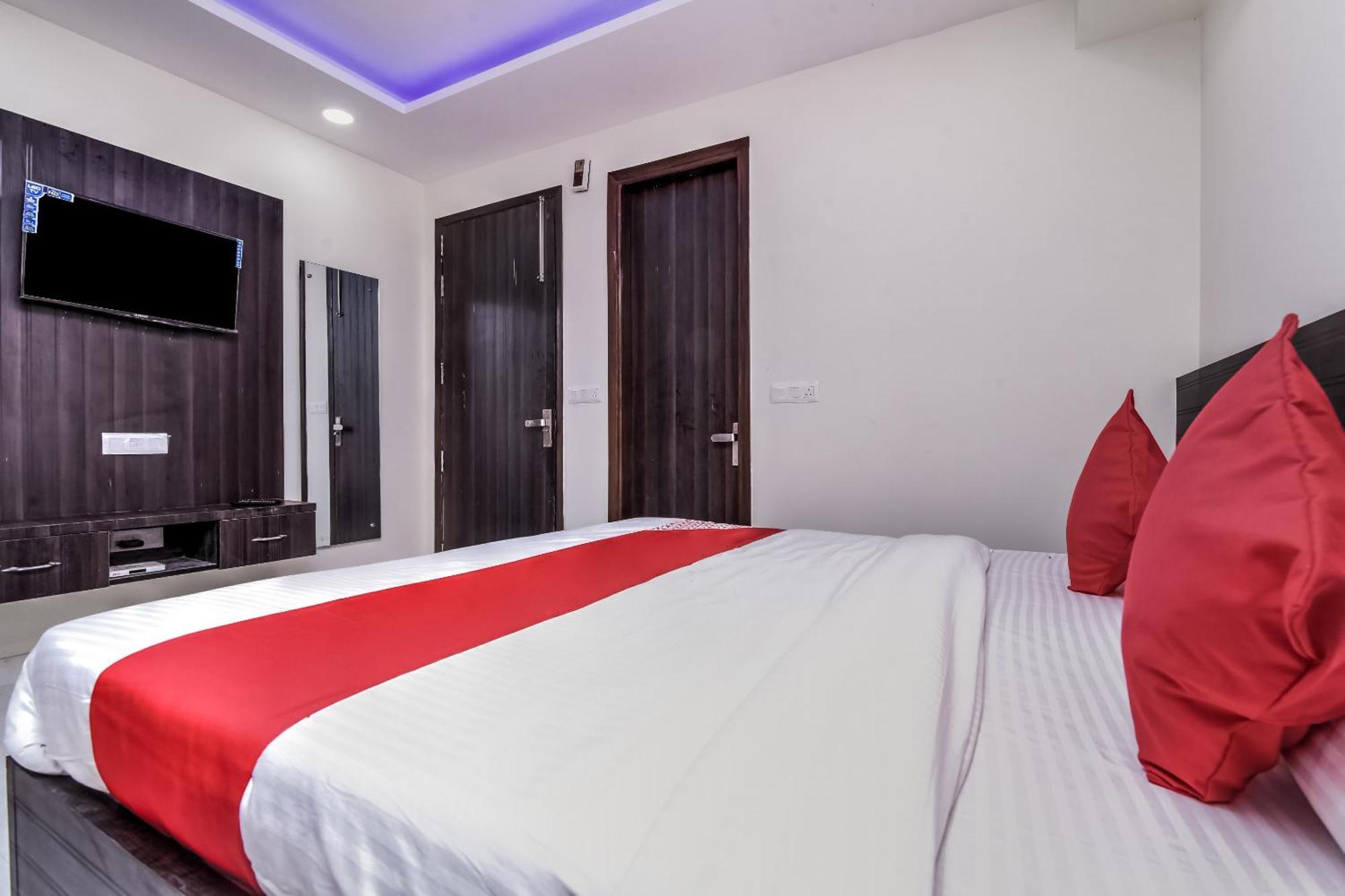 Hotel Aerostar Gold - Opposite Max Healthcare Делі Екстер'єр фото