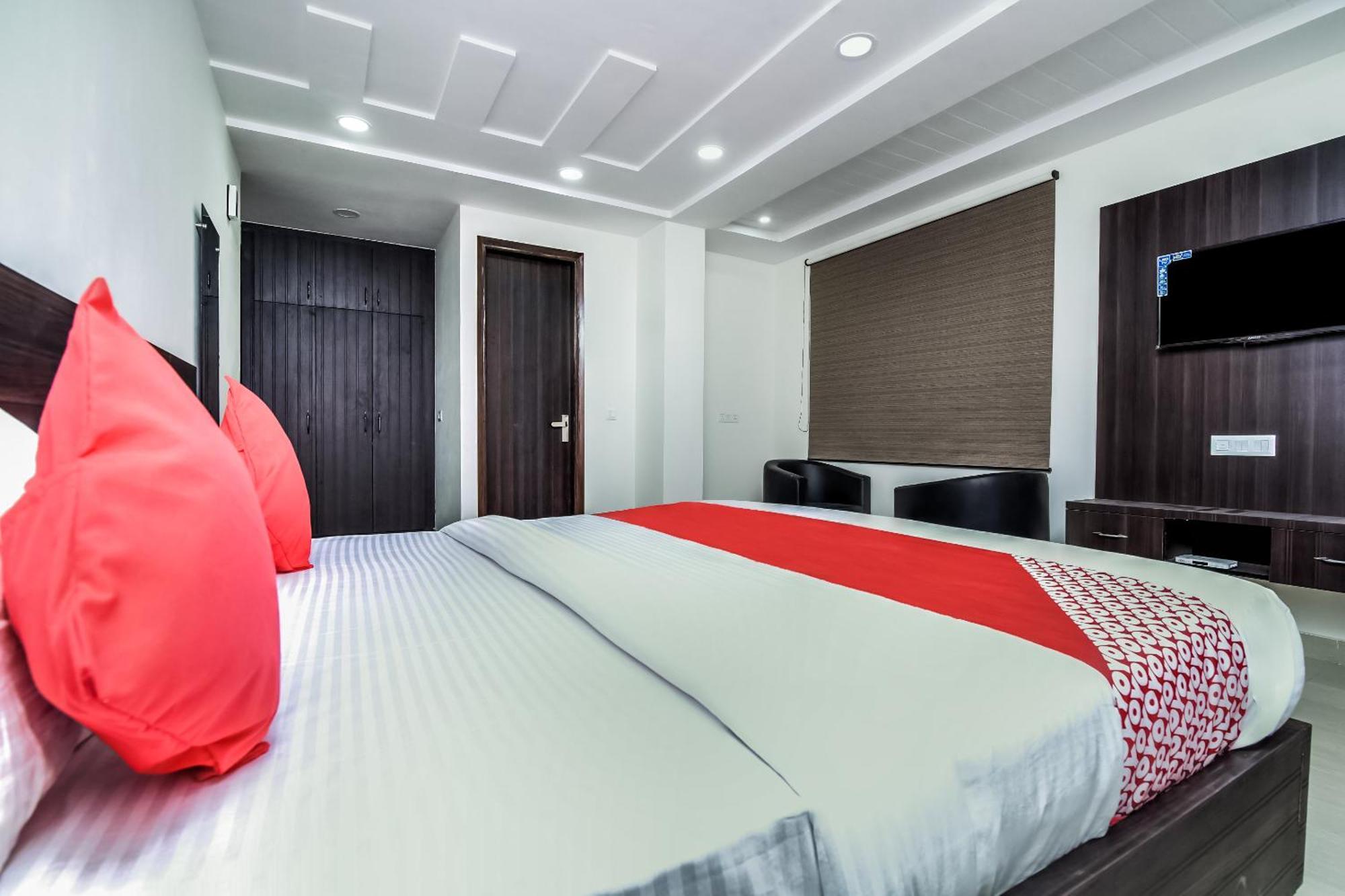 Hotel Aerostar Gold - Opposite Max Healthcare Делі Екстер'єр фото