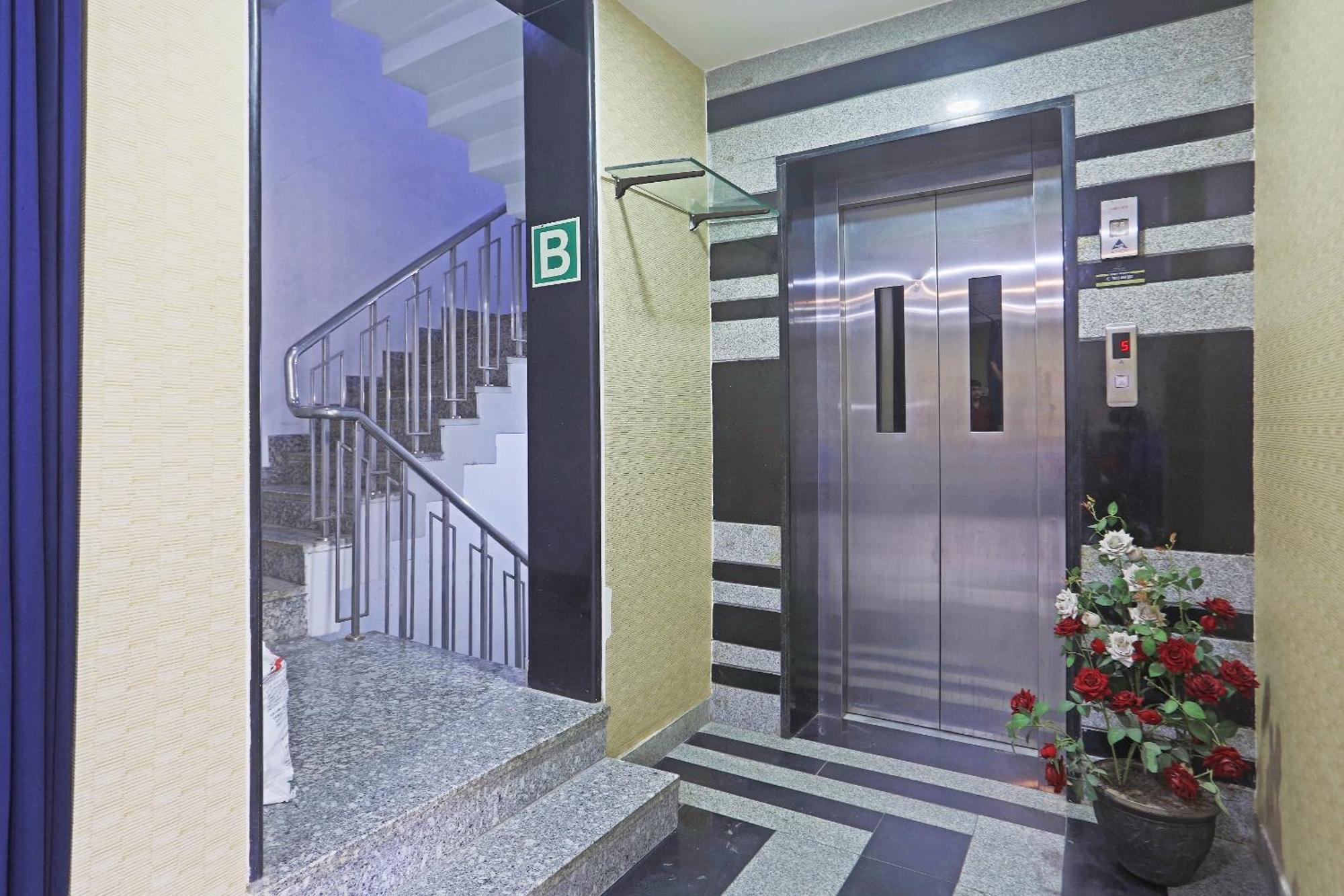 Hotel Aerostar Gold - Opposite Max Healthcare Делі Екстер'єр фото