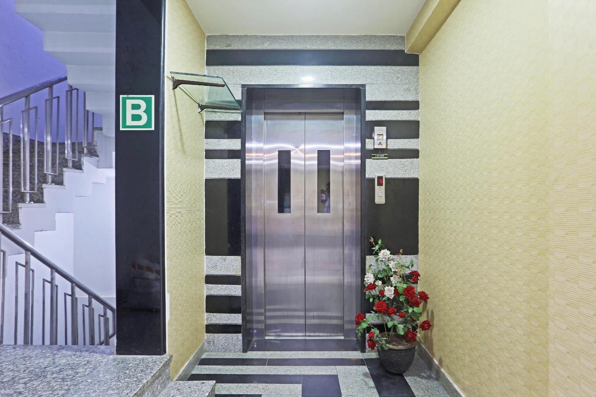 Hotel Aerostar Gold - Opposite Max Healthcare Делі Екстер'єр фото