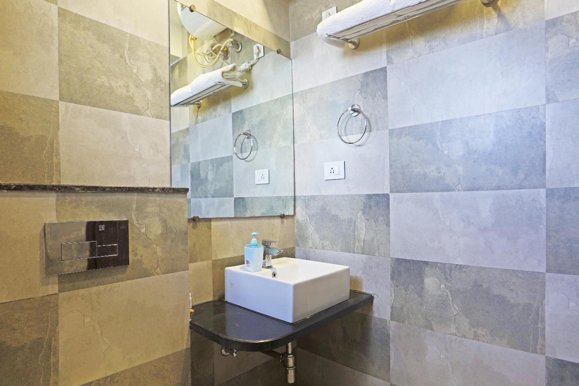 Hotel Aerostar Gold - Opposite Max Healthcare Делі Екстер'єр фото